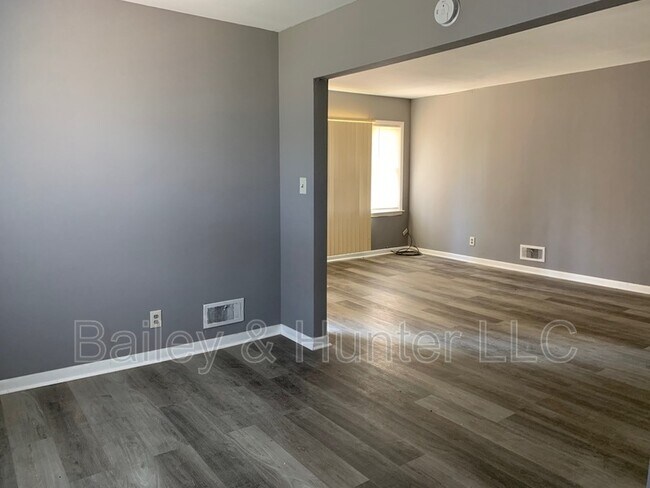 Building Photo - 1421 Adele Ave SW
