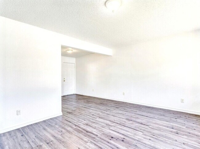 Building Photo - 726 Martindale Rd