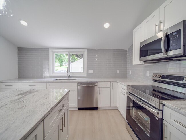 Building Photo - Beautifully Remodeled 3-bedroom, 2 bath house