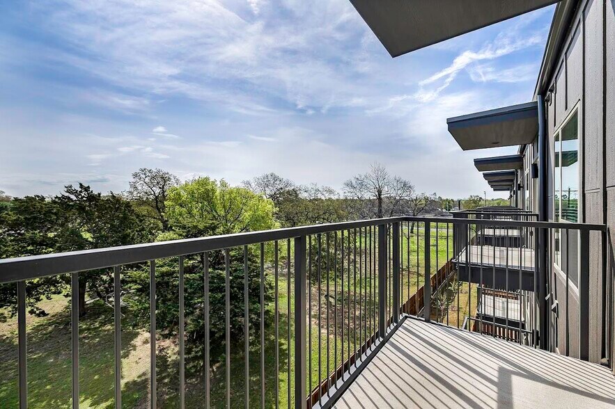 Building Photo - 650 E Sycamore St