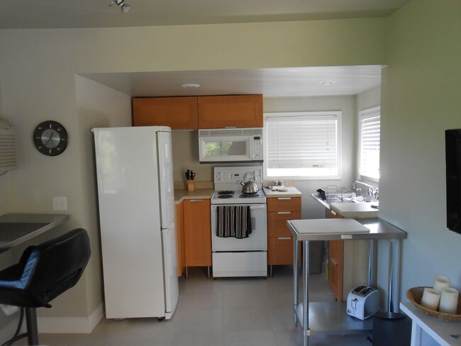 Building Photo - Furnished Studio Tenant Vacates 2/2/2025