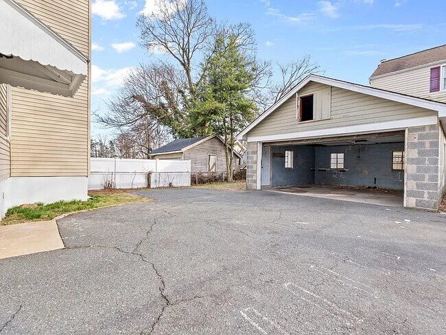 Building Photo - 32 Llewellyn Ave
