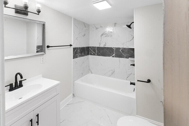 Building Photo - 547 Horry St NE