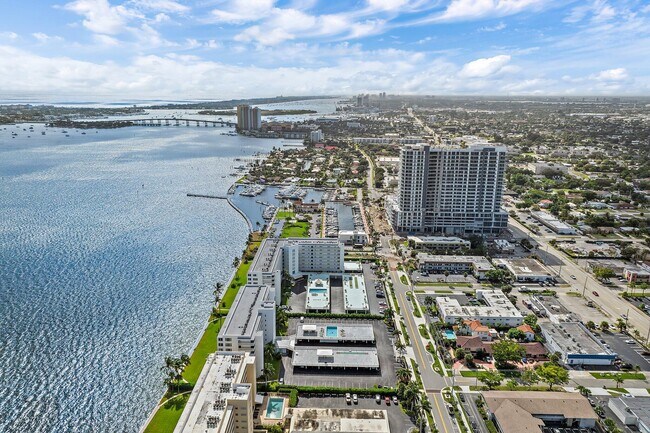 Building Photo - 301 Lake Shore Dr