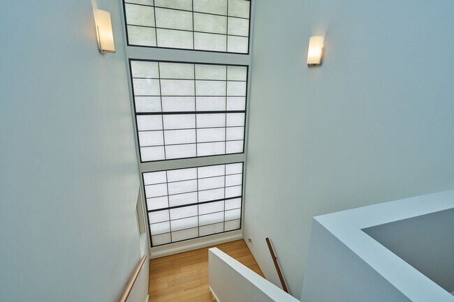 Building Photo - 151 Napoleon St