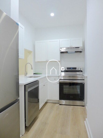 Building Photo - 458 Park Dr