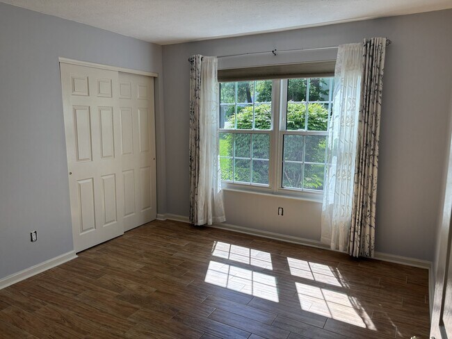Building Photo - 3023 Stratford Ct