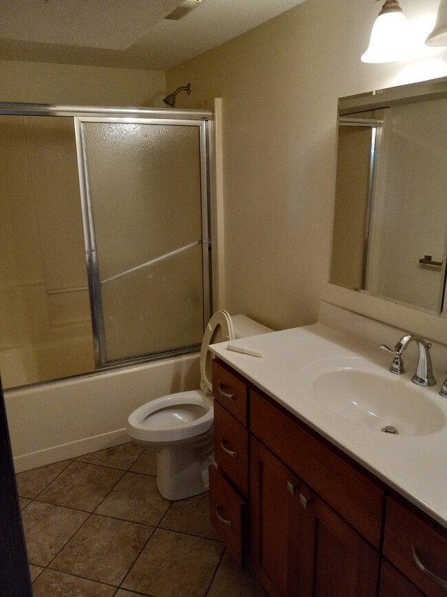 Unit 3 Bathroom - 17522 S John Deere Rd