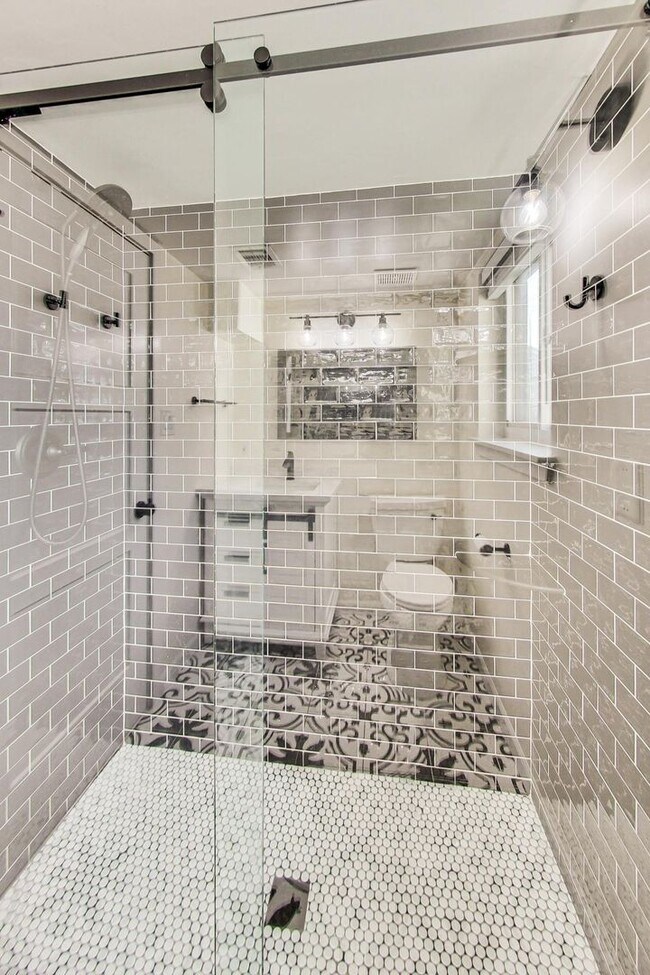Building Photo - Boutique Condo in Bethesda 1+1 Updated Condo & Reserved Parking space