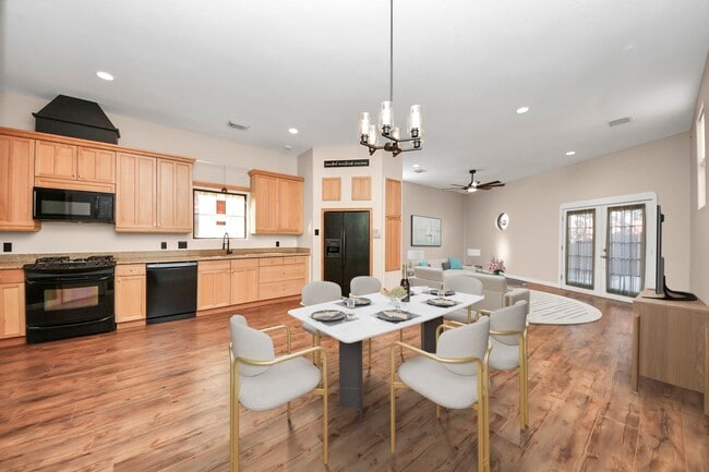 Building Photo - 832 W 27th St