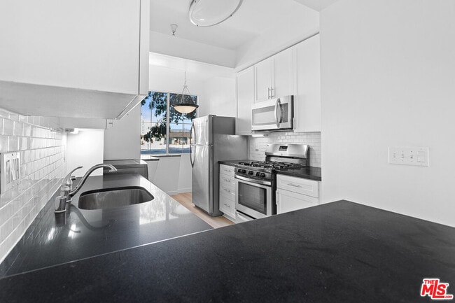 Building Photo - 2033 Beloit Ave