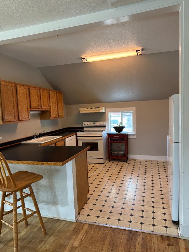 Building Photo - 107 E Bridge Ave