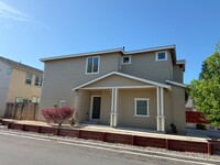 Building Photo - <b>Charming Three Bedroom Townhouse<br><br>