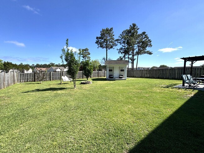 Building Photo - Minutes to the Beach! Conveniently located between Jacksonville & Wilmington