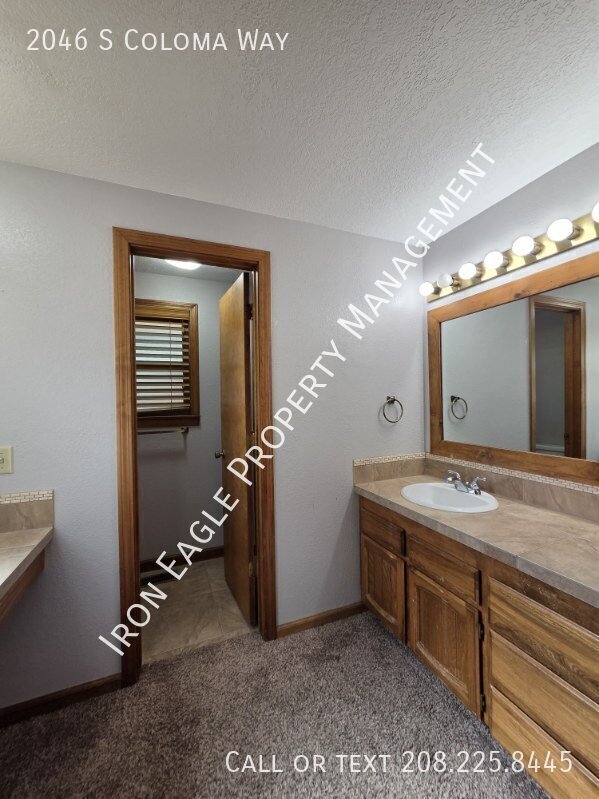 Building Photo - 2046 S Coloma Wy