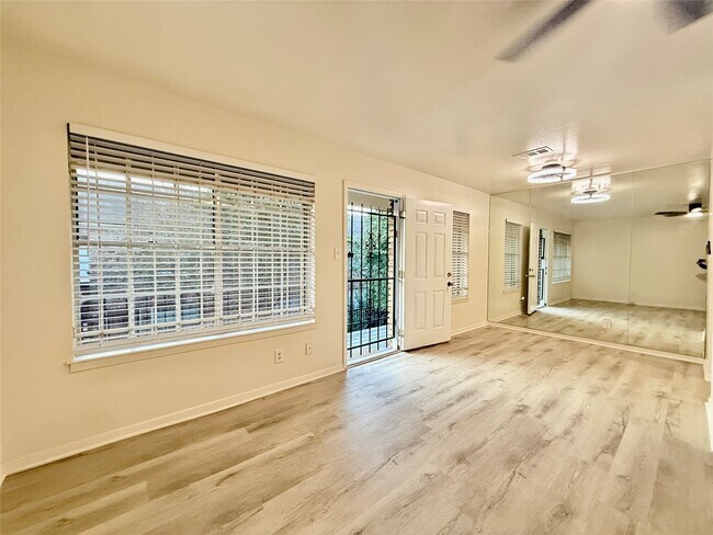 Building Photo - 6401 Skyline Dr