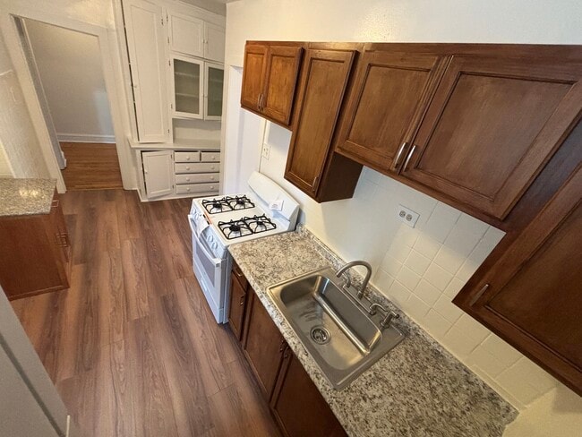 Building Photo - 2216 W Thome Ave