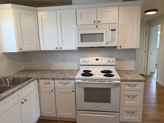 Building Photo - Updated 3 bedroom 1 bath duplex in Junction City!