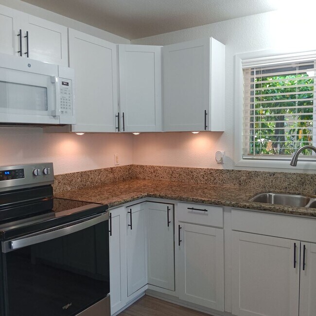 Building Photo - Great Home & Office is Ready for you in Jefferson!