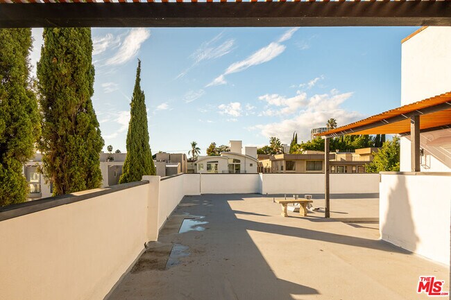 Building Photo - 1610 S Beverly Glen Blvd