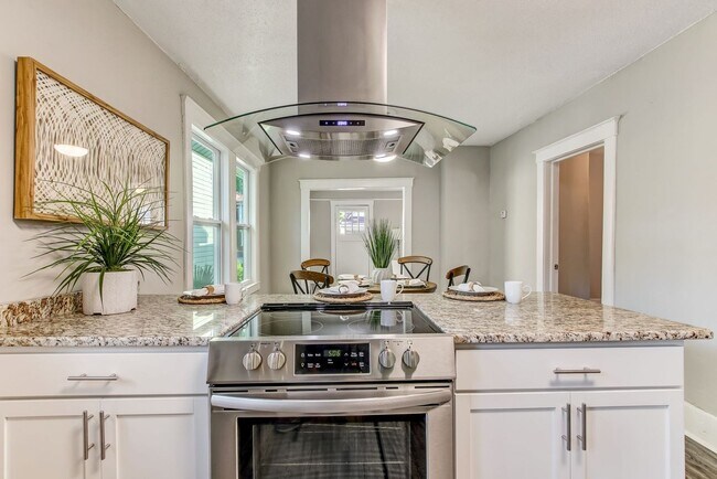 Building Photo - Charming historic home near downtown