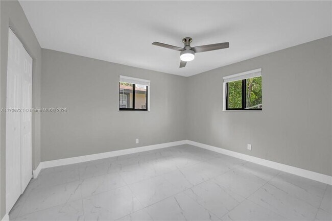 Building Photo - 2 bedroom in Hallandale FL 33009
