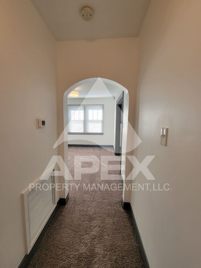 Building Photo - Renovated - Craftsman Style 2 Bd 1- Ba Sin...