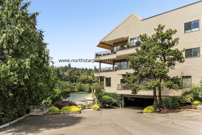 Building Photo - Stunning Riverfront Townhome in Sellwood