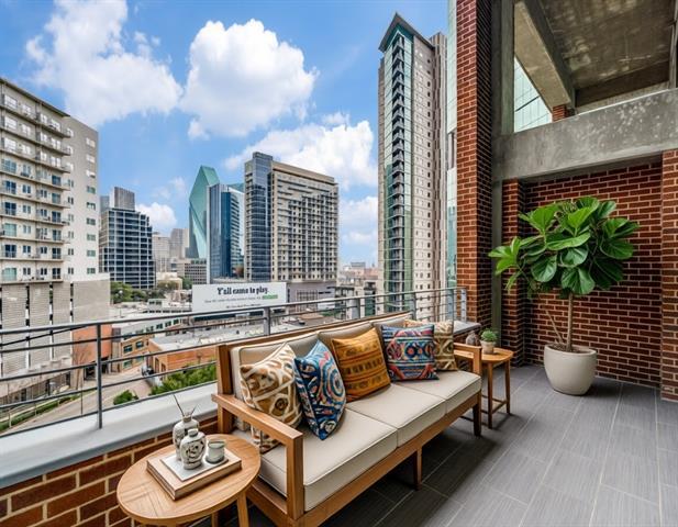 Building Photo - 2011 Cedar Springs Rd