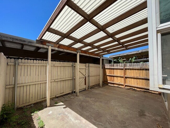 Building Photo - Lovely 3 Bedroom 1.5 Bath Condo
