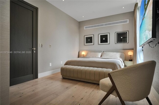 Building Photo - 5501 Pine Tree Dr