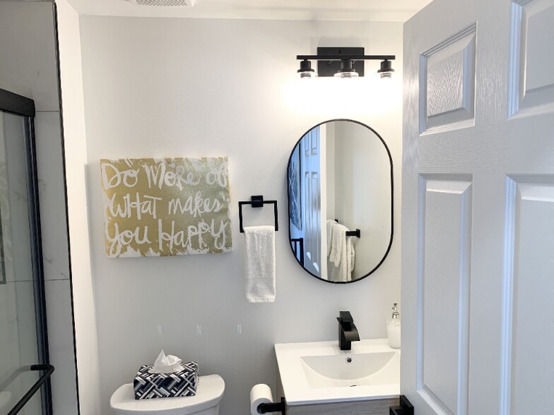 Building Photo - 1600 S Charles St