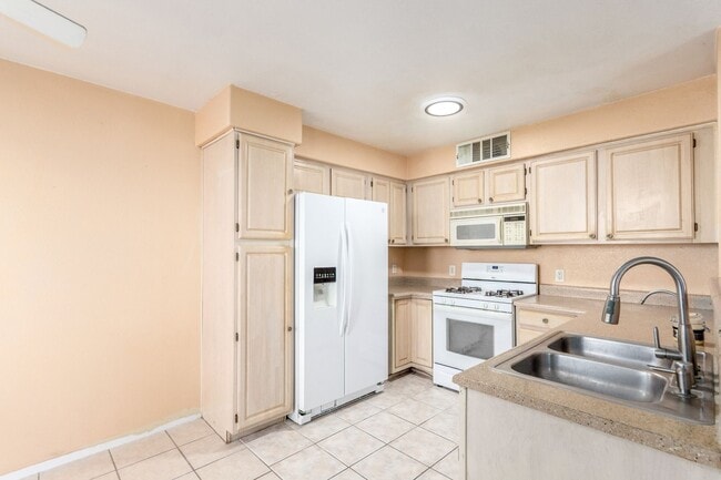 Building Photo - First Floor Condo 2-Bedrooms 2-Bathrooms!