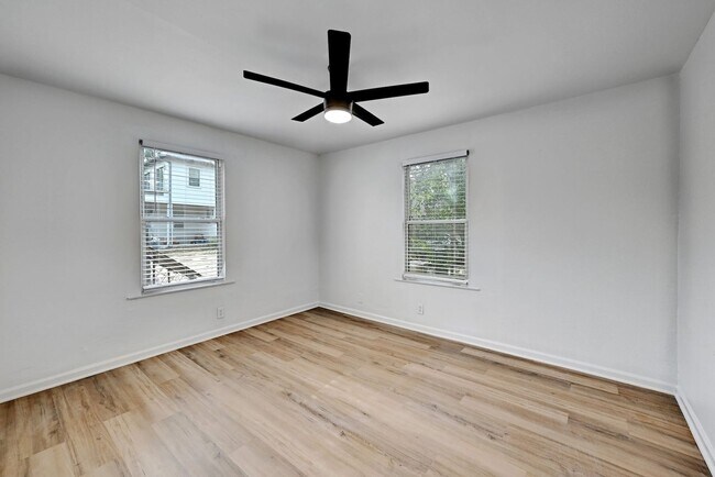 Building Photo - 8 bed 5 Bath house in center of West campus Pre Lease Aug 2026