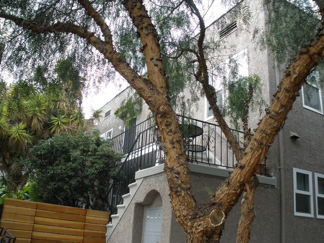 Building Photo - 2035 N Vista del Mar Ave