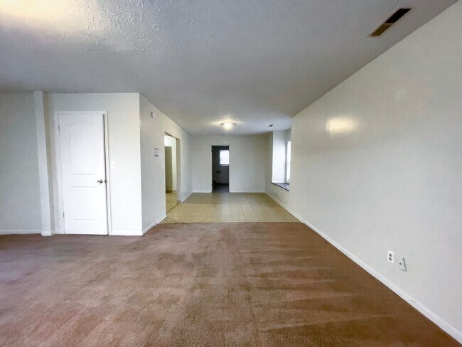Building Photo - 525 W 8th St