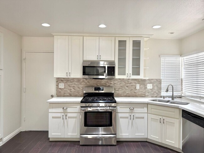 Building Photo - Spacious 4 Bedroom Home available In Alta Loma!
