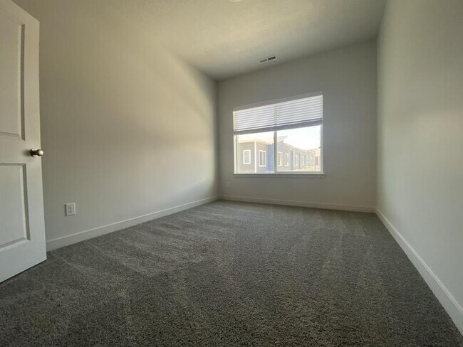Building Photo - 15499 Aqua Mountain Ln