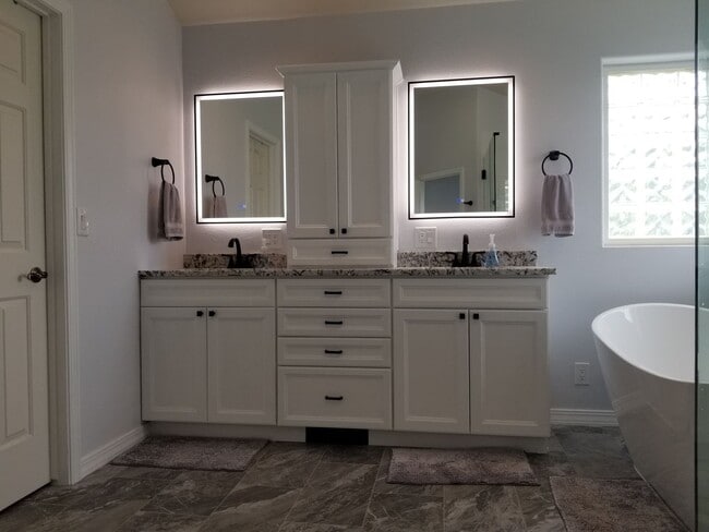 Building Photo - Welcoming 5 bed 3.5 bath South Hills Home