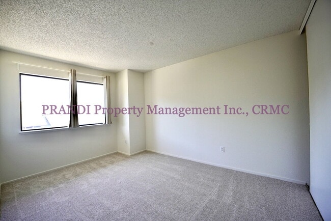 Building Photo - Corner Unit Townhouse With Recent Upgrades!
