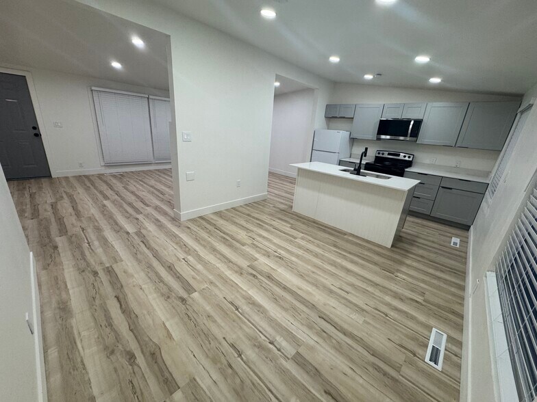 Building Photo - 2171 W Kirkham Way