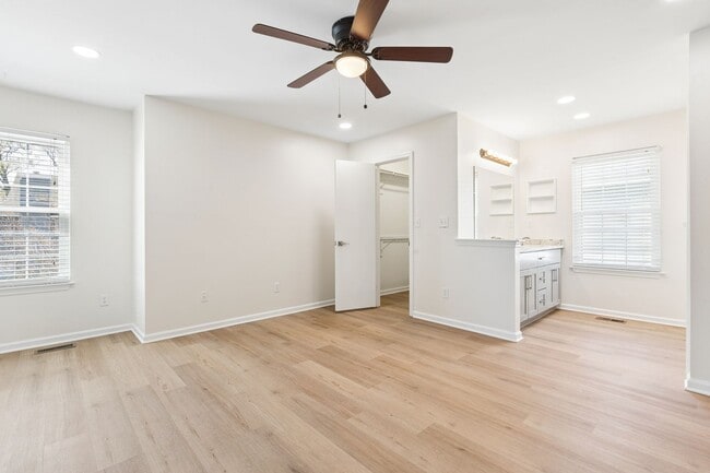 Building Photo - Columbus Station Condo-Ready to move in