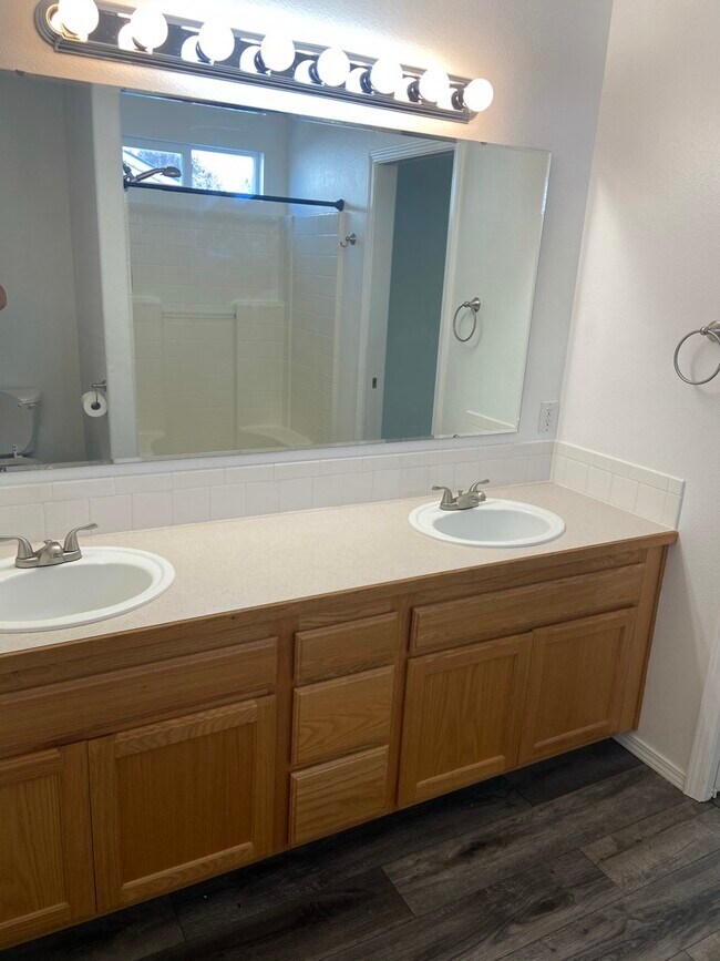 Building Photo - 1745 Challis Dr