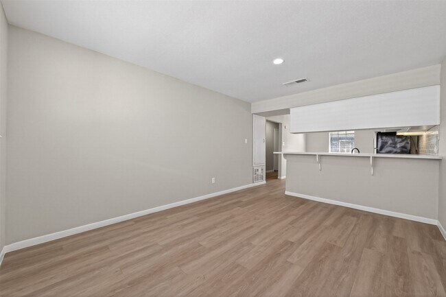 Building Photo - 427 Hollyvale Dr