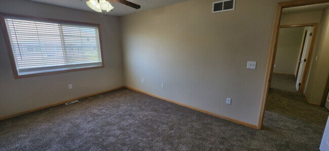 Building Photo - Rare 3 bedroom, 2.5 bathroom rental home w...