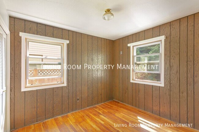 Building Photo - 3740 SE Tibbetts St