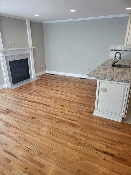 Building Photo - 36 W Hanover Ave