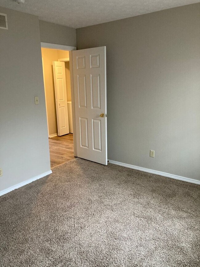 Building Photo - 3 Bedroom, 1.5 bath townhome!