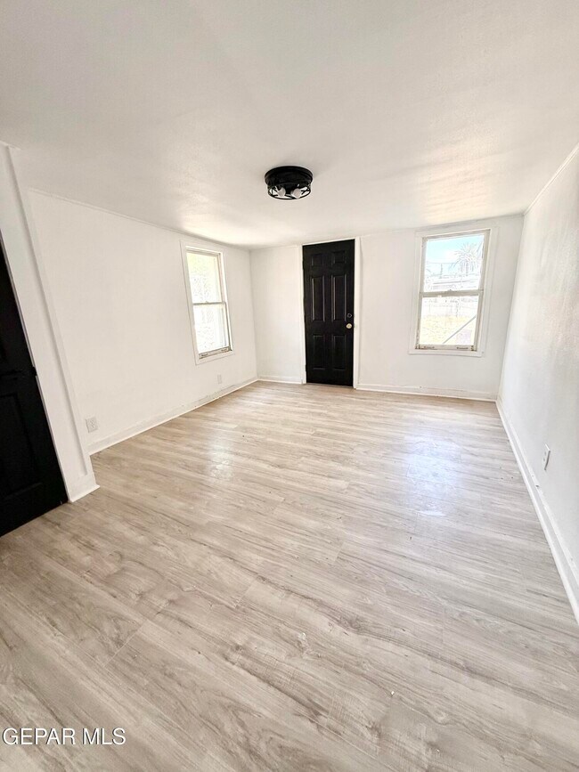 Building Photo - 3203 Frankfort Ave