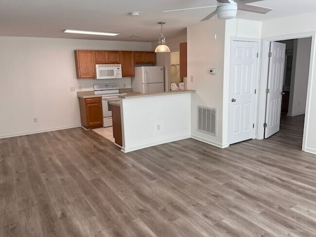 Building Photo - 2 bedroom 2 bath condo located close to beaches, shopping and restaurants